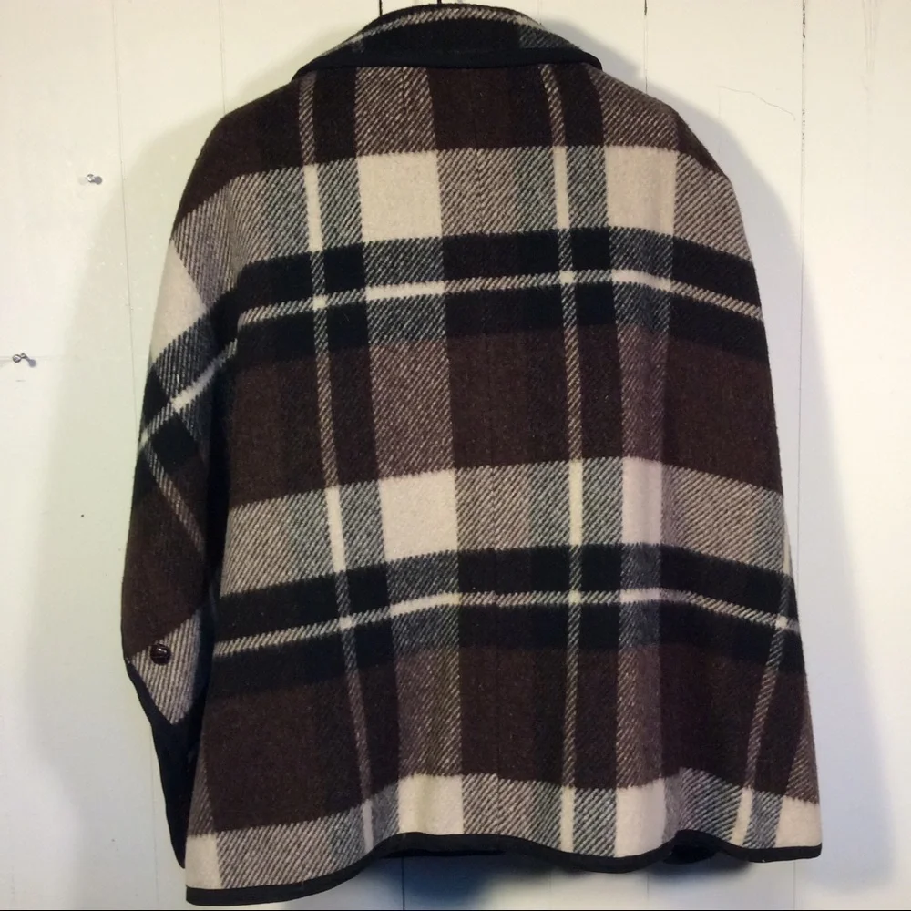 Wool Women’s Cape Coat - Picture 3 of 7